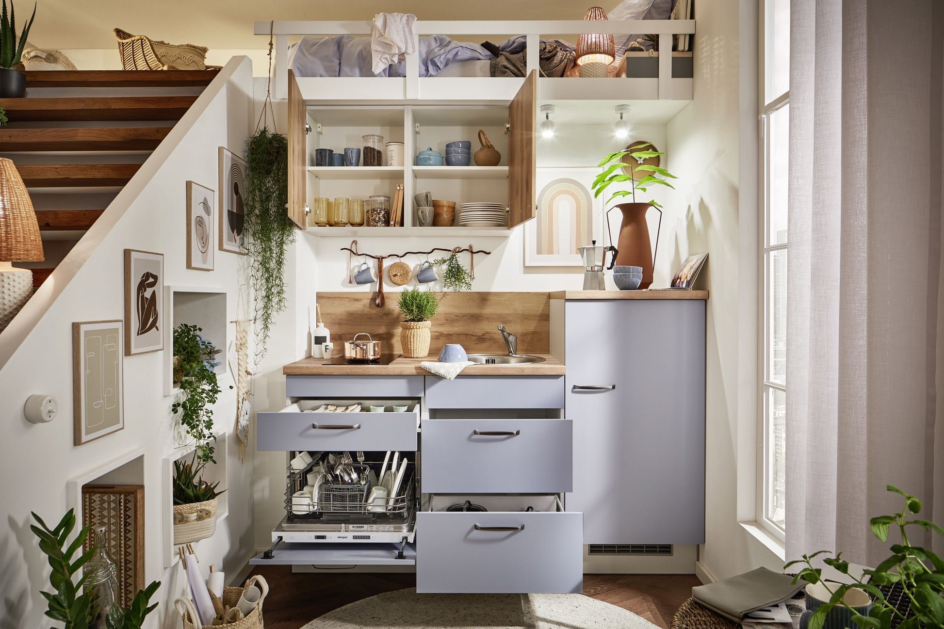 Pastellblaue Küche mit Geschirrspüler und Kühlschrank 