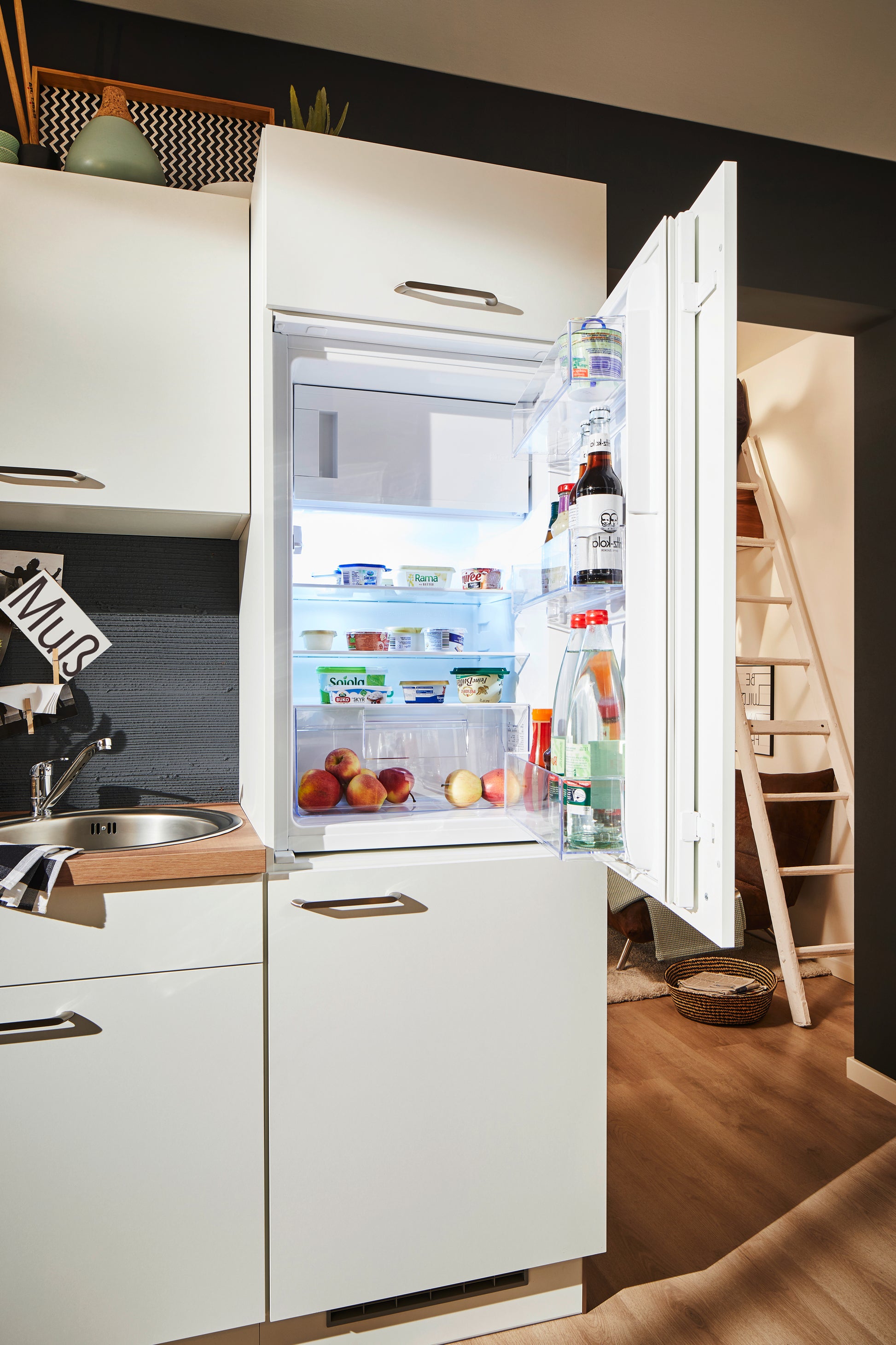 Küchenzeile 220 cm, Schränke in Weiß, fertig montiert, Aufbau super-einfach, Komplettküche mit Einbaugeräten, Spüle und Mischbatterie + Ausschnitte für Spüle und Kochfeld Made in Germany